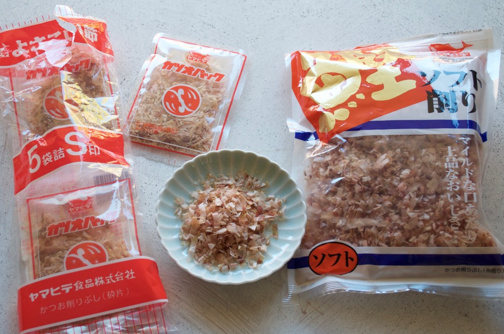 Bonito flakes in small packs and a large pack.