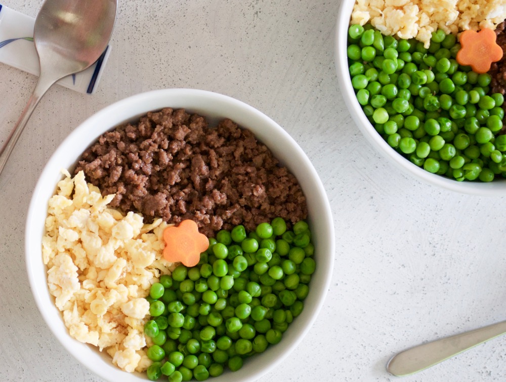 Japanese Rice Bowl (Sanshoku Bento) - Lovely looking rice bowl dish with three toppings - egg, beef mince and peas. You can use pork mince or chicken mince if you like and greens can be chopped snow peas or even spinach. Perfect for kid's lunch! https://japan.recipetineats.com