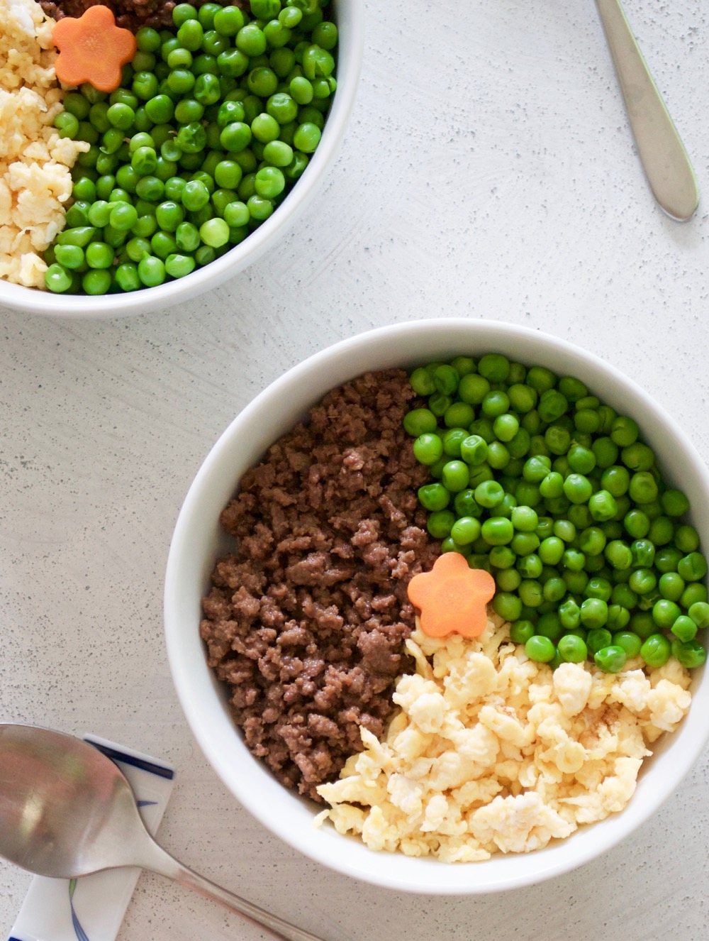Japanese Rice Bowl (Sanshoku Bento) - Lovely looking rice bowl dish with three toppings - egg, beef mince and peas. You can use pork mince or chicken mince if you like and greens can be chopped snow peas or even spinach. Perfect for kid's lunch! https://japan.recipetineats.com
