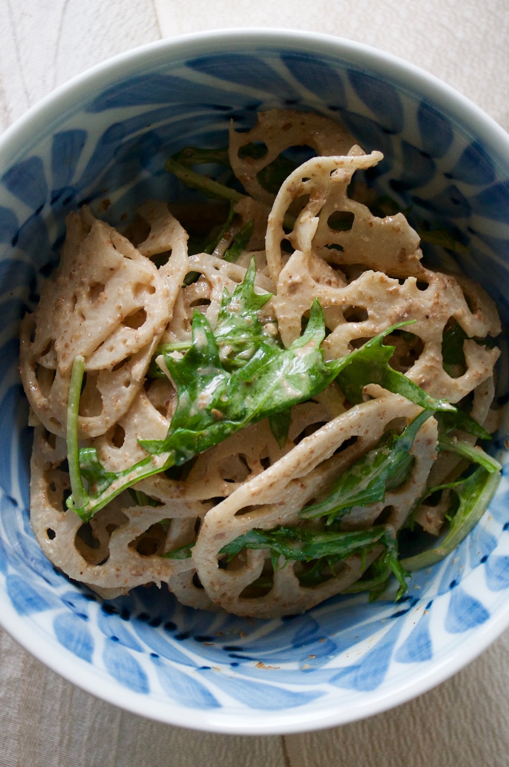 The lovely pattern of sliced lotus root with decorative mizuna leaves makes this salad very attractive. And the sesame sauce dressing makes it a perfect salad. The crunchiness of lotus root, the mild peppery flavour of mizuna, the lovely aroma of sesame…. It is such a simple salad to make but so yummy.