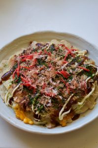 Okonomiyaki (お好み焼き) is another Japanese street food, like Yakisoba which I posted few weeks ago. The batter with loads of shredded cabbage is pan fried with egg, sliced meat, bonito flakes on top. Drizzle sweet Worcestershire sauce, mayonnaise and sprinkle aonori (青のり, green seaweed flakes) and benishoga (紅しょが, red pickled ginger) over it to make it a complete okonomiyaki.
