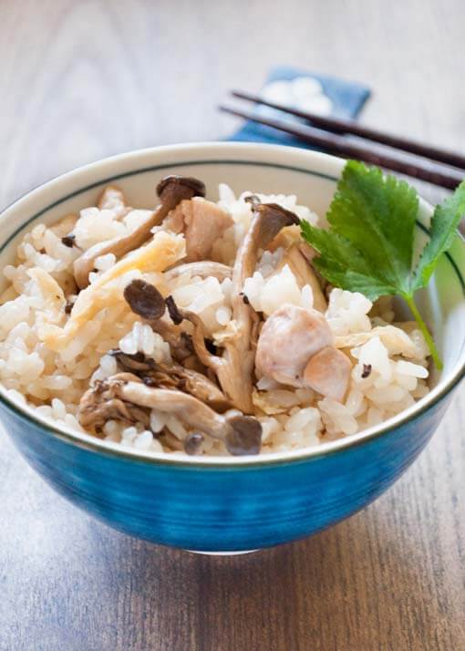 Shimeji mushrooms and chicken are cooked in rice with flavoured Dashi stock. It has great flavour and you can eat Shimeji Gohan by itself without any dishes! Using sticky rice makes the texture of rice so special.