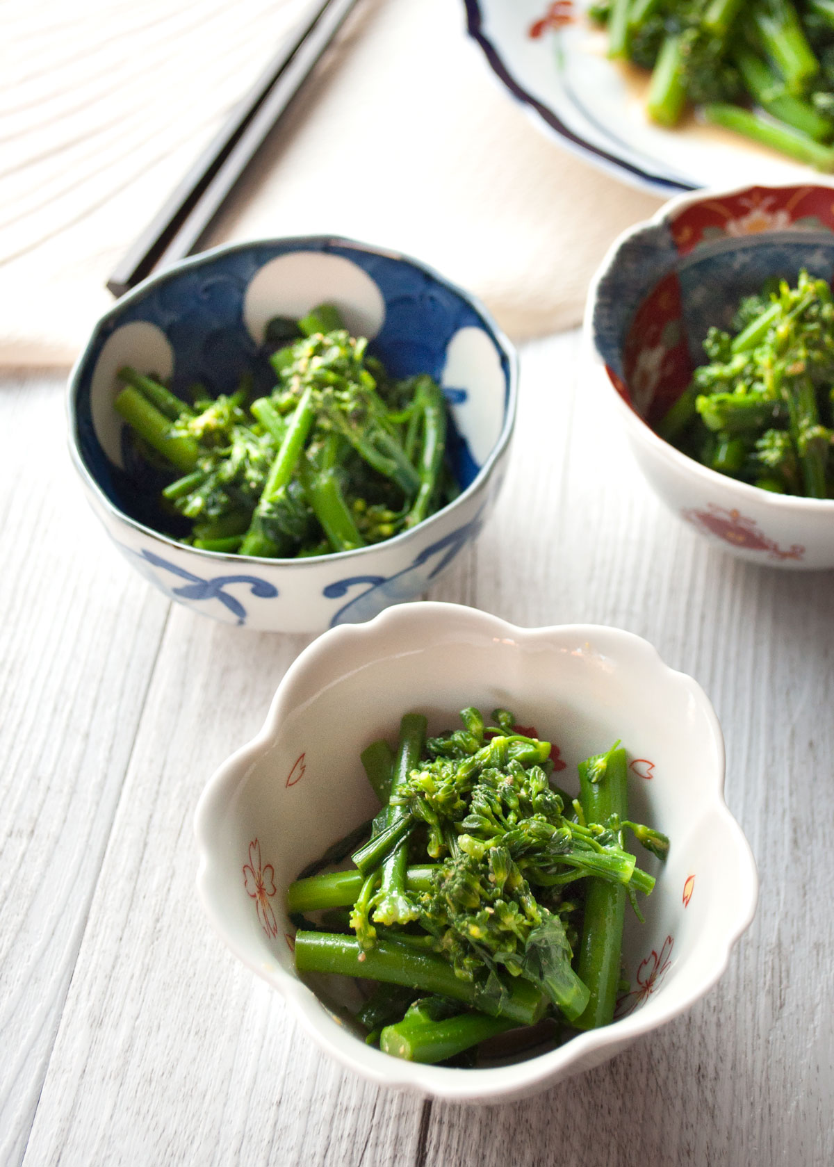 Karashiae dressing is a Japanese mustard dressing which is made with mustard, soy sauce and dashi stock. It has a kick of hot mustard but is quite light as it does not use oil at all unlike most Western salad dressings. I used broccolini today but you can use other vegetables.
