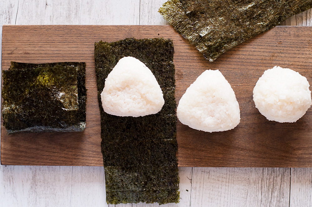 Nothing is more comforting than onigiri (おにぎり, Japanese rice ball) wrapped in yaki nori (焼き海苔, roasted seaweed sheet) with salted grilled salmon inside the rice! It’s such a simple food but it is so yummy you can’t stop eating. Instead of salmon or other popular protein, you can add pickled vegetables or pickled salty plum to make it vegetarian.