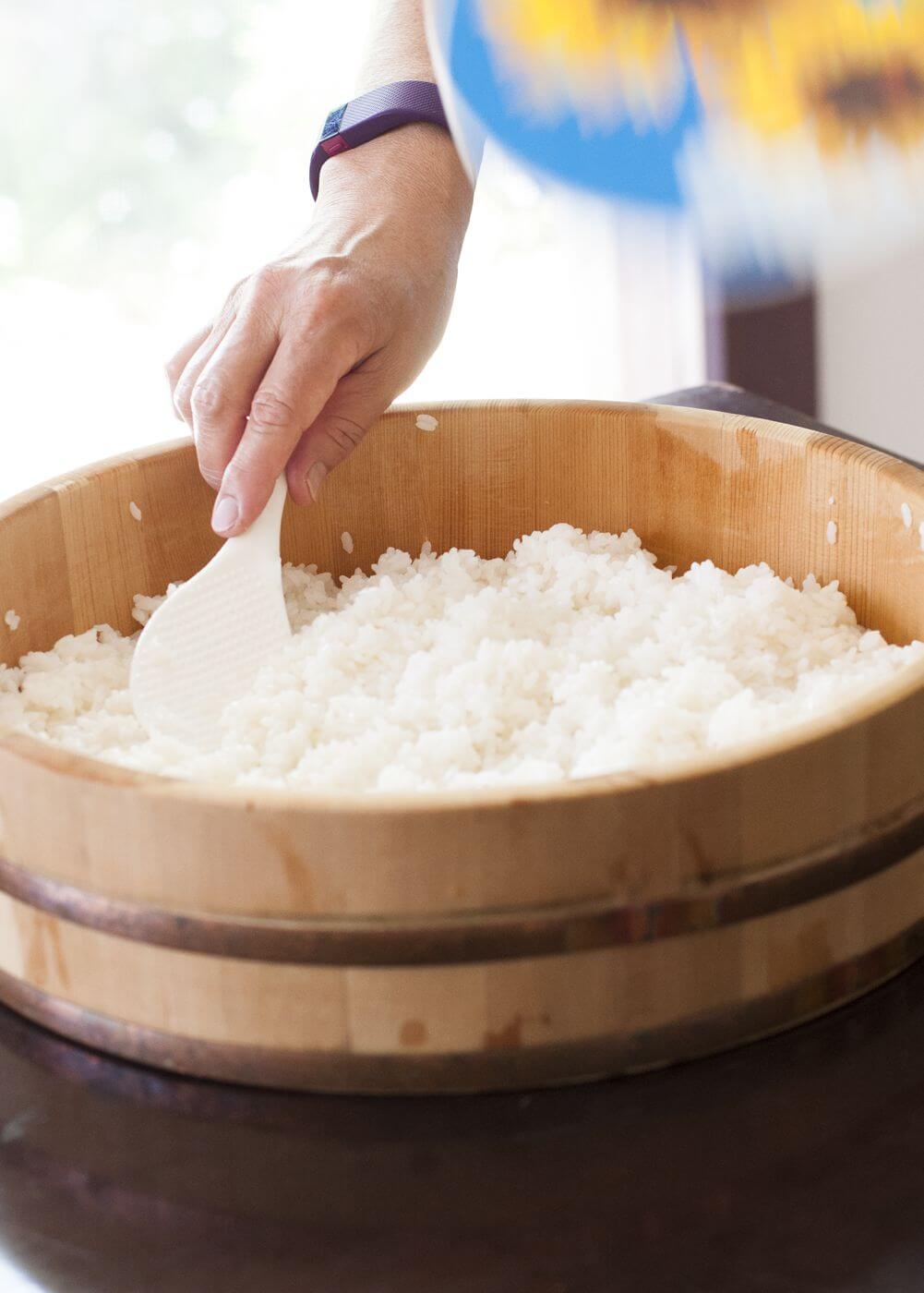 absorb moisture rice how (Hand rolled  Temakizushi RecipeTin sushi)  Japan