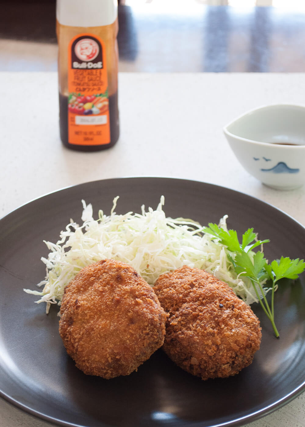 Crunchy outside, fluffy and a little bit sweet inside. Korokke (コロッケ, potato and ground meat croquette) is one of the very popular Japanese home cooking dishes. Have it with tonkatsu sauce (sweet Worcestershire sauce).
