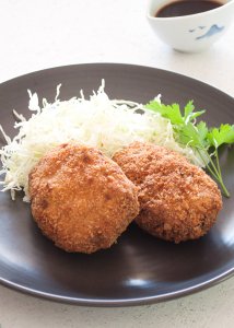 Crunchy outside, fluffy and a little bit sweet inside. Korokke (コロッケ, potato and ground meat croquette) is one of the very popular Japanese home cooking dishes. Have it with tonkatsu sauce (sweet Worcestershire sauce).