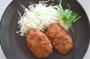 Crunchy outside, fluffy and a little bit sweet inside. Korokke (コロッケ, potato and ground meat croquette) is one of the very popular Japanese home cooking dishes. Have it with tonkatsu sauce (sweet Worcestershire sauce).