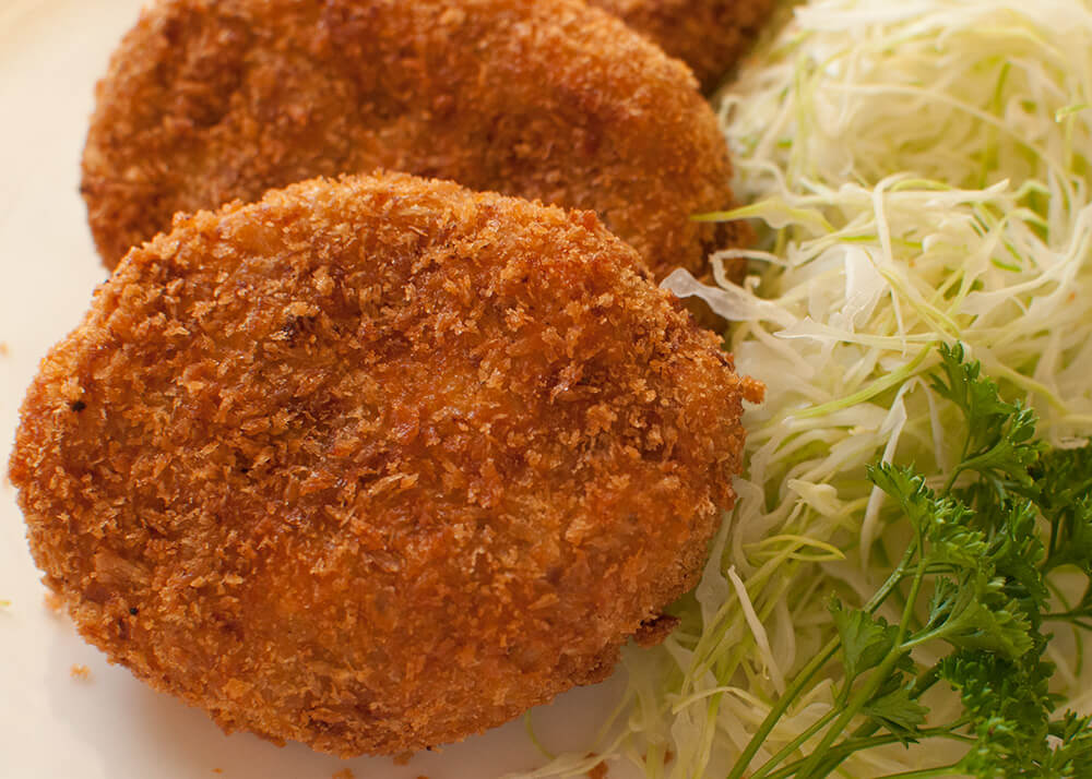 Crunchy outside, fluffy and a little bit sweet inside. Korokke (コロッケ, potato and ground meat croquette) is one of the very popular Japanese home cooking dishes. Have it with tonkatsu sauce (sweet Worcestershire sauce).