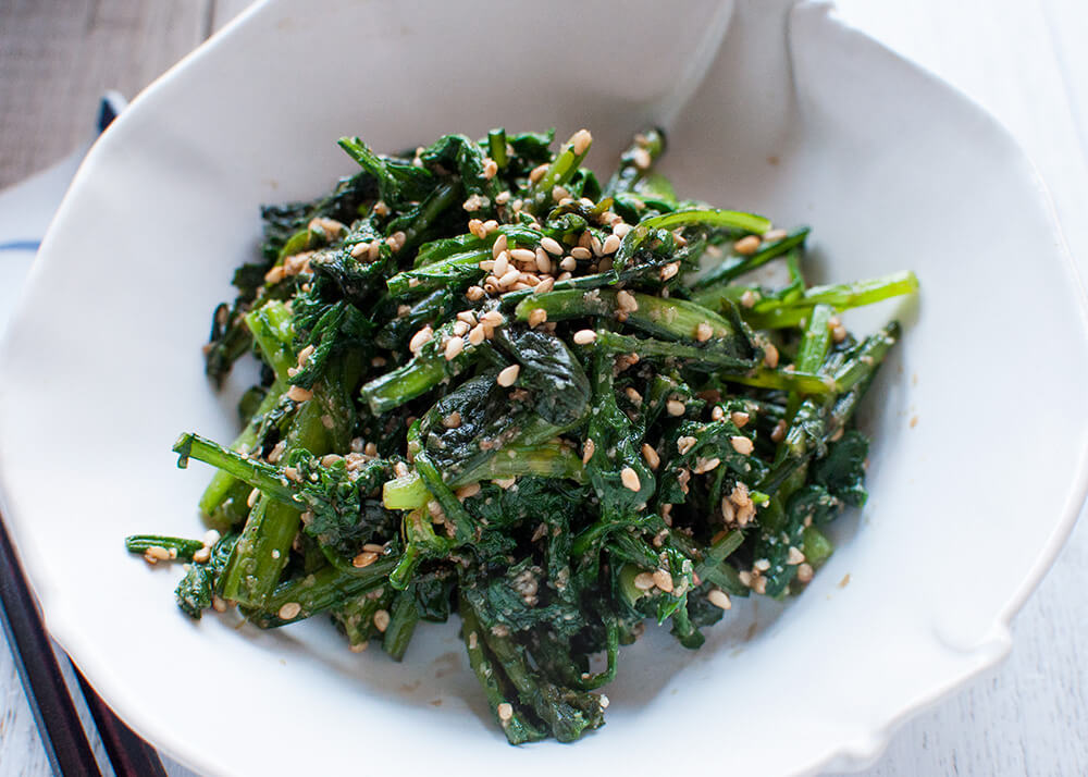 Goma-ae (胡麻和え) is a side dish made with vegetables and sweet sesame dressing. This is a pure vegetarian dish and very quick to make. The dressing has the full flavour of sesame with a little bit of sweetness and it goes so well with the slight bitterness of chrysanthemum leaves. 