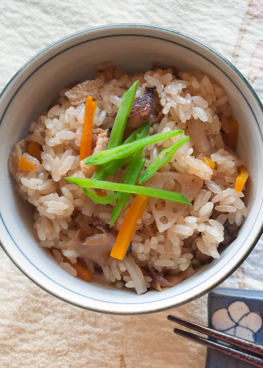 Gomoku Gohan (Japanese Mixed Rice) is rice cooked in seasoned dashi stock with 5 vegetables. You can almost eat the rice by itself without any other dishes!