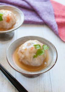 This is an elegant looking dish suitable as an appetiser or a side dish. Steamed lotus root balls are made of grated lotus roots mixed with prawns (shrimps), gingko nuts and green peas.