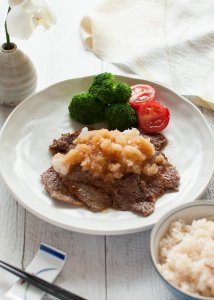When sautéed beef slices are dressed with grated daikon and ponzu (citrus soy sauce) dressing, they become a rather light meal instead of a rich and heavy beef dish. Beef with Grated Daikon and Ponzu Dressing is so quick to make.
