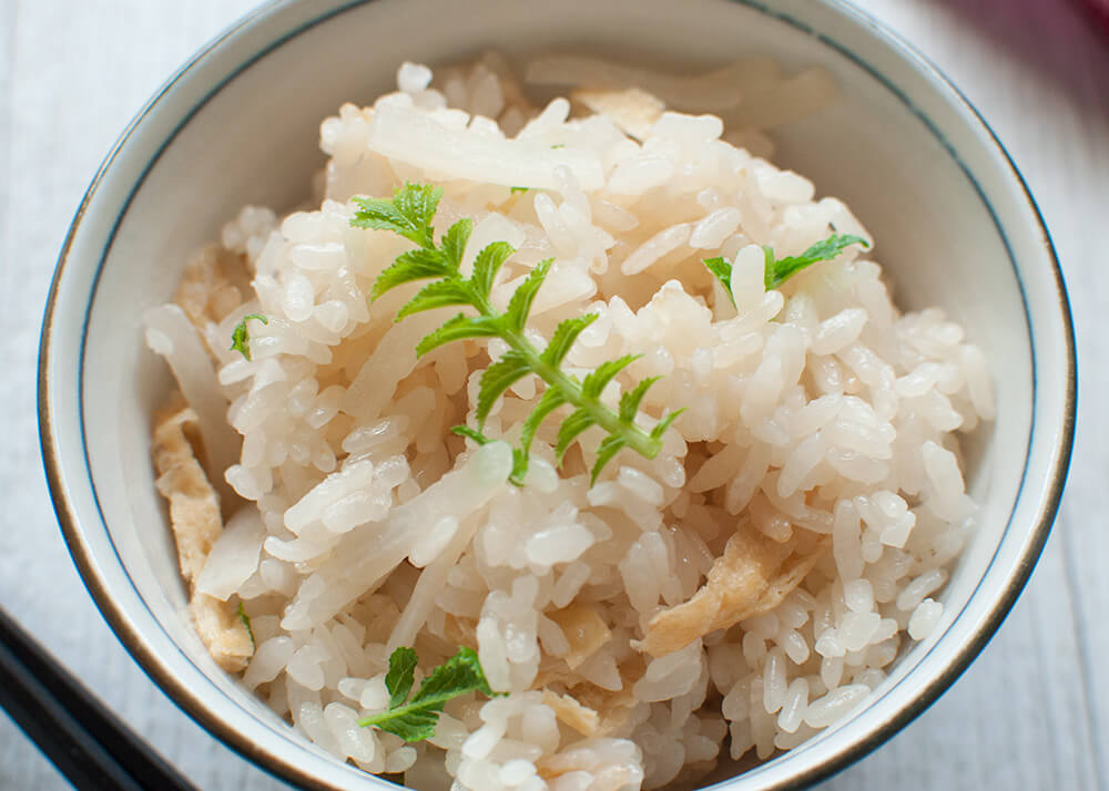 The combination of rice, daikon (white radish) and aburaage (fried thin tofu) in daikon gohan is just perfect. This is another mixed rice recipe similar to Shimeji Gohan (rice with Shimeji Mushrooms) but the soy sauce flavour of the rice is slightly stronger. Use konbu dashi stock to make it 100% vegetarian.
