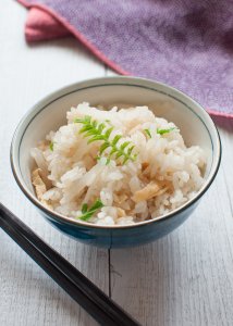 The combination of rice, daikon (white radish) and aburaage (fried thin tofu) in daikon gohan is just perfect. This is another mixed rice recipe similar to Shimeji Gohan (rice with Shimeji Mushrooms) but the soy sauce flavour of the rice is slightly stronger. Use konbu dashi stock to make it 100% vegetarian.