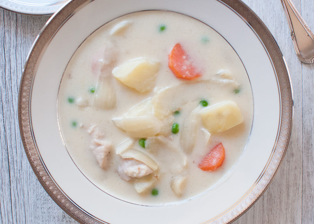 This is a white coloured stew made from béchamel sauce. It’s so colourful with the chicken, carrots, potatoes, onions and green peas in it. This stew is also called ‘Cream Stew’ although no cream is added to the sauce and it is not as heavy as it might look.