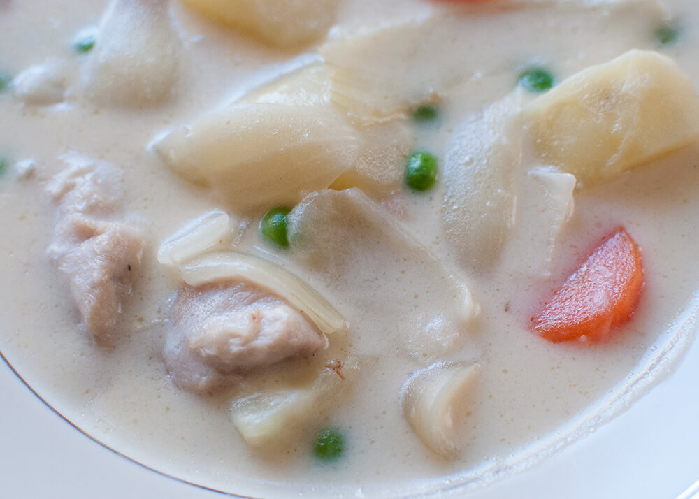 This is a white coloured stew made from béchamel sauce. It’s so colourful with the chicken, carrots, potatoes, onions and green peas in it. This stew is also called ‘Cream Stew’ although no cream is added to the sauce and it is not as heavy as it might look.