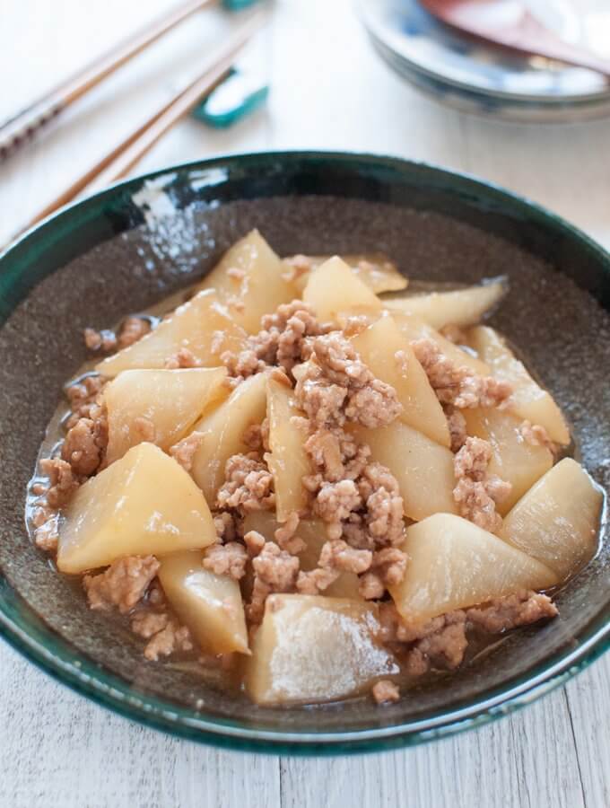 A simple braised white radish (daikon) becomes a surprisingly tasty dish when cooked in a thick soy flavoured sauce with pork mince (ground pork). The daikon is cooked until it becomes semi-transparent and tender. The meat sauce has a typical Japanese flavour with dashi, soy sauce, sake, mirin and sugar.