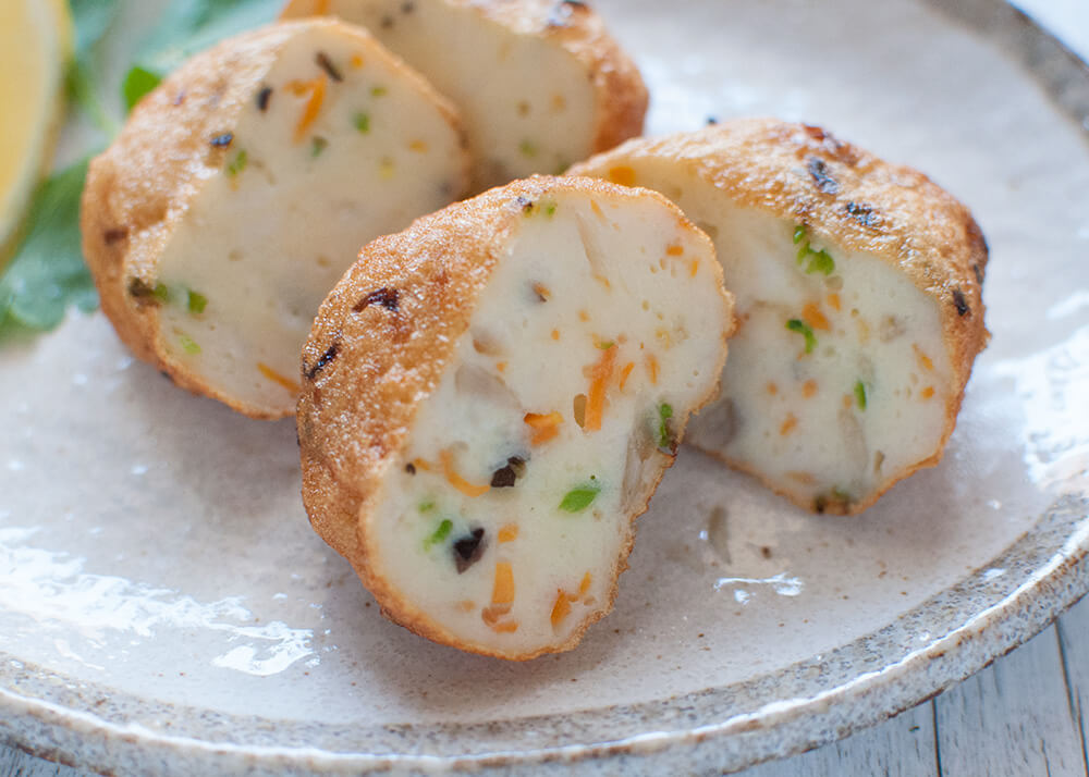 Japanese fish cakes are made in a similar way to Thai fish cakes but the flavourings are less spicy and use common Japanese seasonings. Unlike typical Western-style fish cakes, they do not use flour or mashed potatoes to bind the fish together. 