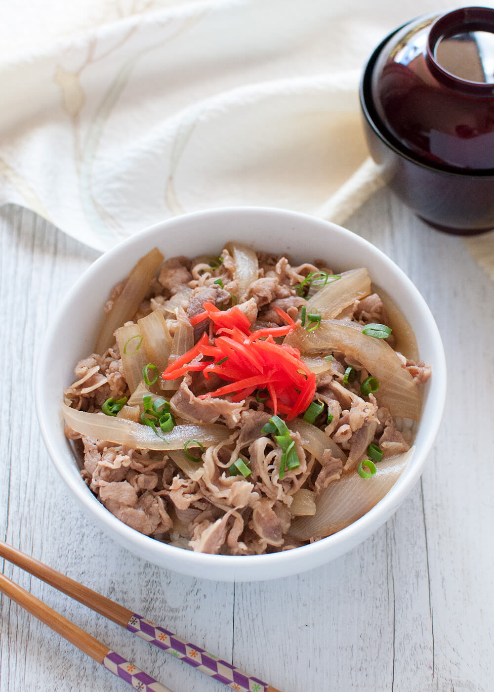 Japanese Beef bowl (Gyū-don) is a popular one-bowl dish that consists of a bowl of rice topped with thinly sliced beef and onions simmered in sweet soy-flavoured sauce. It is so quick to make, tasty and filling – a perfect mid-week family meal.