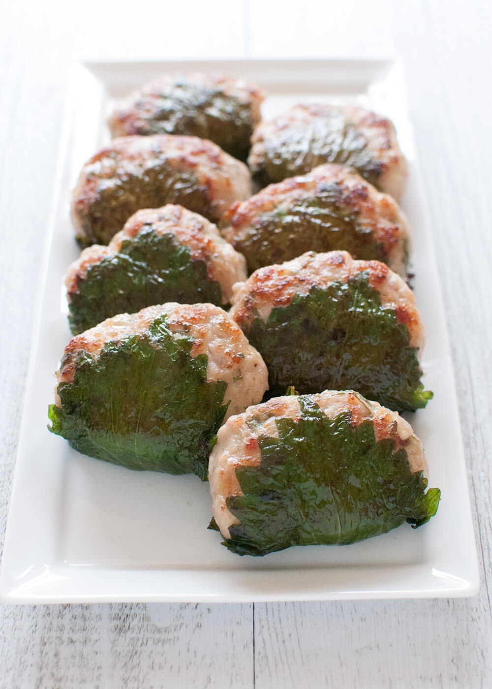 Tofu mixed in the meat makes the patties bouncy and soft. Flavoured with miso and soy sauce, these chicken patties don’t need sauce to go with them. Shiso (perilla) leaves wrapped around the patties decorate them and give an extra Japanese touch to the dish.