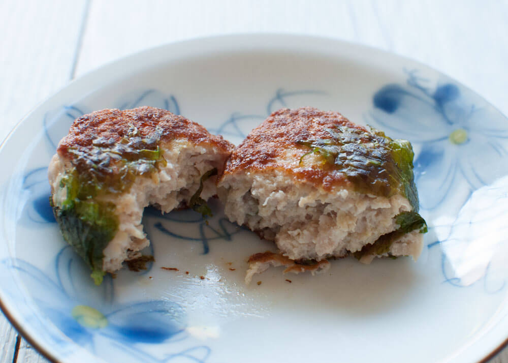Tofu mixed in the meat makes the patties bouncy and soft. Flavoured with miso and soy sauce, these chicken patties don’t need sauce to go with them. Shiso (perilla) leaves wrapped around the patties decorate them and give an extra Japanese touch to the dish.