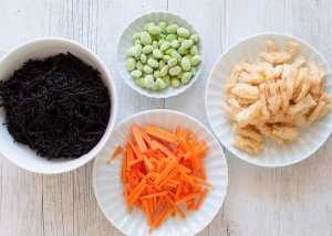 I call it ‘salad’ as that’s how Westerners recognise it but this is a simmered dish, usually served at room temperature. Hijiki Seaweed Salad can be made ahead of time and served as a side. It is also a popular food to include in a bento box.