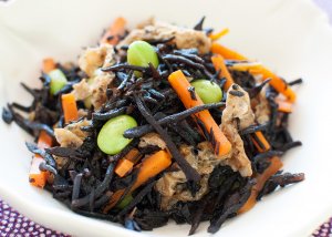I call it ‘salad’ as that’s how Westerners recognise it but this is a simmered dish, usually served at room temperature. Hijiki Seaweed Salad can be made ahead of time and served as a side. It is also a popular food to include in a bento box.