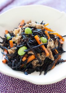I call it ‘salad’ as that’s how Westerners recognise it but this is a simmered dish, usually served at room temperature. Hijiki Seaweed Salad can be made ahead of time and served as a side. It is also a popular food to include in a bento box.