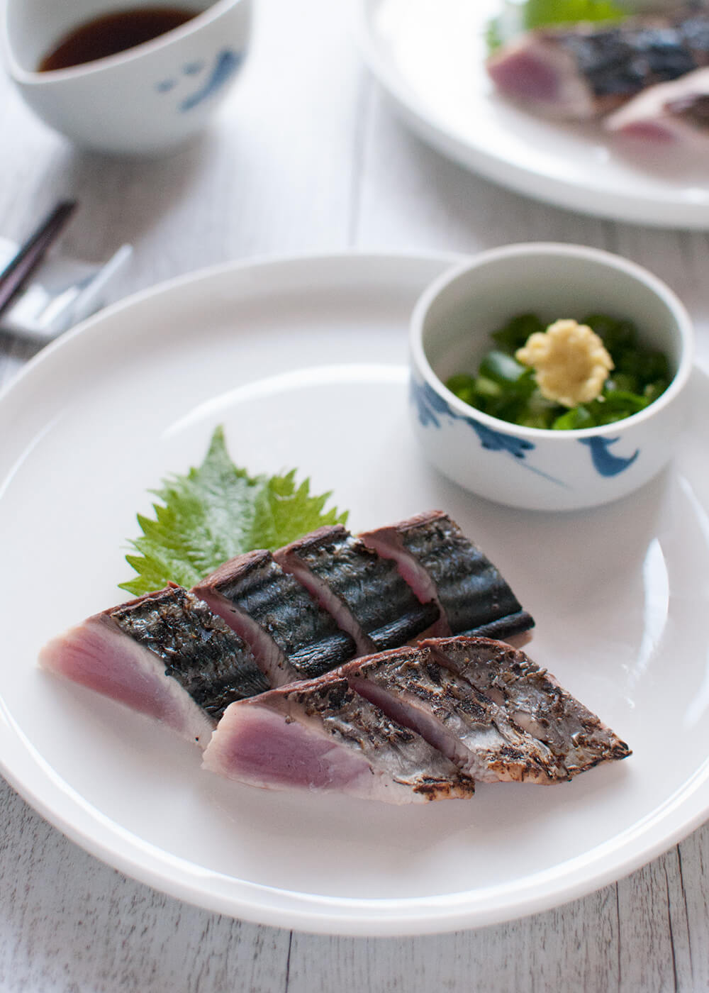 Bonito Tataki (Seared Bonito) is the representative sashimi dish of Kōchi prefecture. When the bonito skin is seared and charred, it gives an appetising aroma to the sashimi. Slice the fillets thicker than usual sashimi slices and eat them with ponzu dressing.