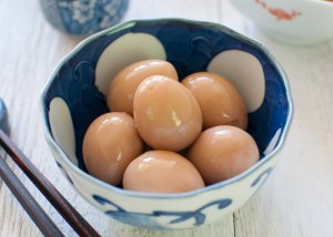 Marinated Quail Eggs are often served at izakaya (Japanese-style tavern) as a small appetiser as soon as you are seated. Marinated in sweet soy-flavoured sauce, Marinated Quail Eggs are surprisingly tasty and surprisingly easy to make.
