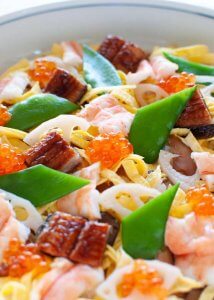 Chirashizushi with salmon roe (ikura).