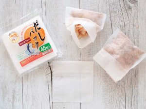 Disposable dashi stock bag.