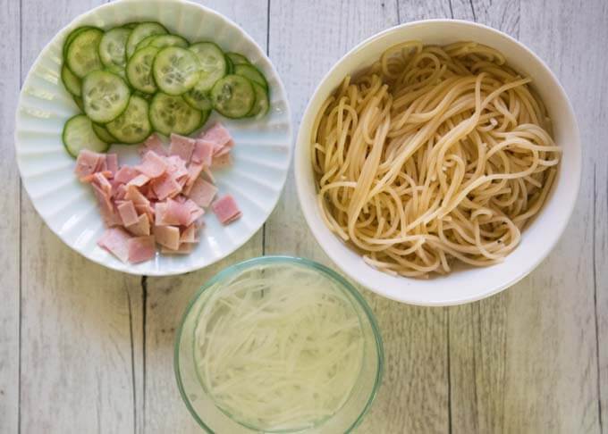 Ingredients are spaghetti, sliced ham, cucumber and onion.