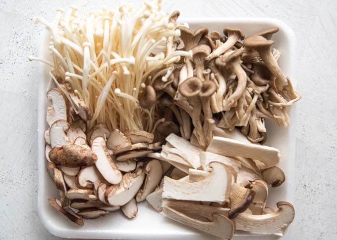 Ingredients of Easy Marinated Mushrooms.