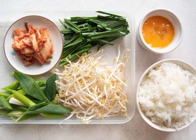 Ingredients to make Korean Beef Soup with Rice - Vegetables, egg & rice.