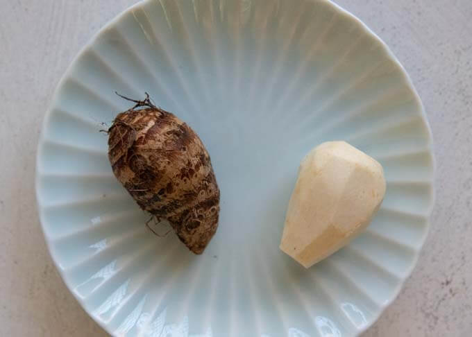 Small taro, before and after peeled the skin.