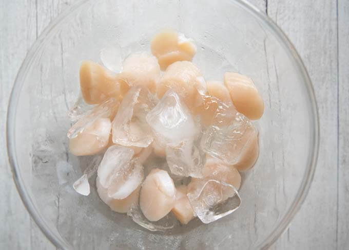 Recommended method of thawing sashimi quality frozen scallops.