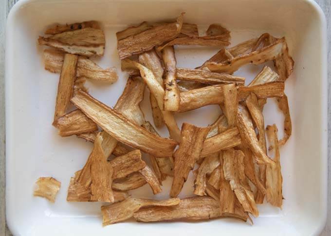 Fried burdock chips in the tray.