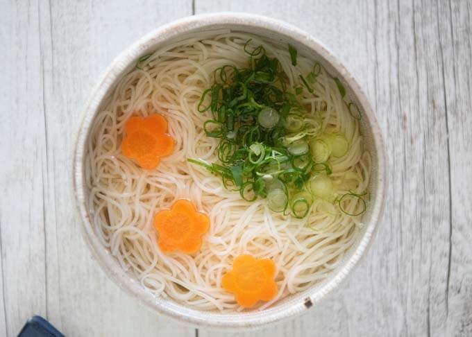 Top-down phot of Cold Nyūmen in a bowl.