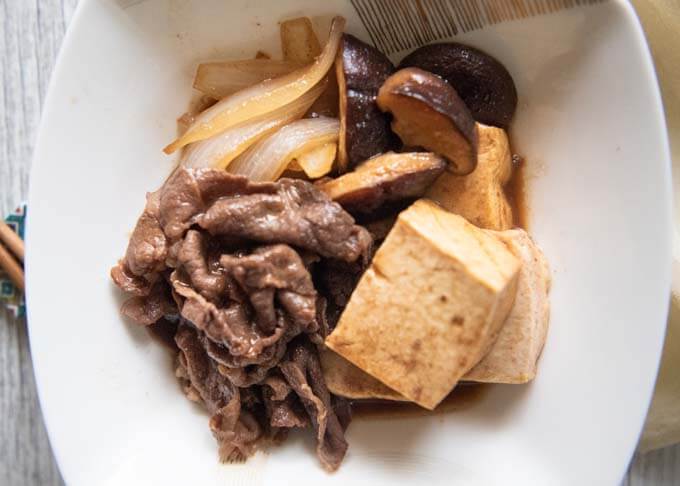 Top-down photo of Simmered Beef and Tofu (Niku Dōfu).