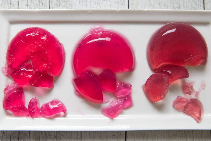 Comparing the texture of the jelly made with gelatin, agar, and kanten.