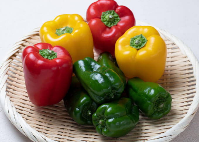 Japanese capsicum, pīman (green) and Aussie-style capsicum, called papurika in Japan (red&yellow).