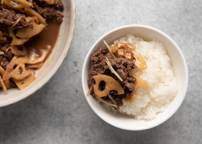 Showing how to eat Braised Lotus Roots and Beef (Shigureni) with rice.